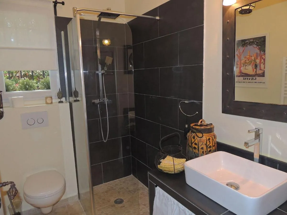 Picturesque Holiday Home With Garden Vaison-la-Romaine