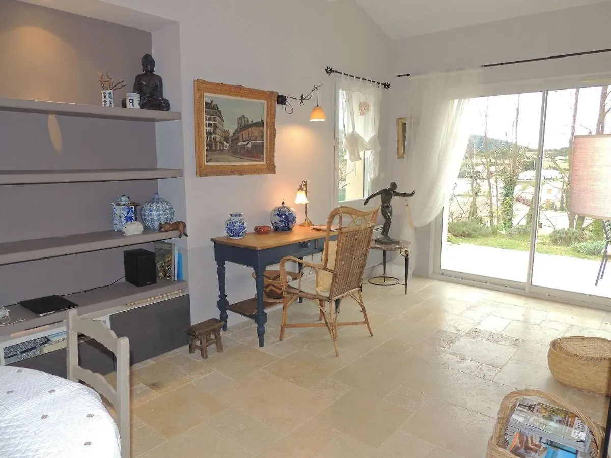 Picturesque Holiday Home With Garden Vaison-la-Romaine